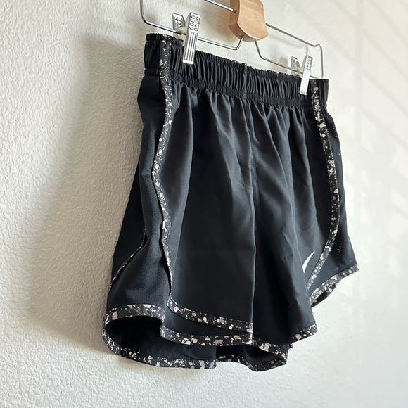 NWT Nike Black White Women’s Dri-FIT Elastic Waist Athletic Shorts Size S - Picture 4 of 9